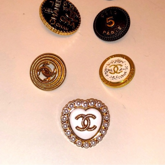 CHANEL Other - Set of 5 mixed Chanel buttons